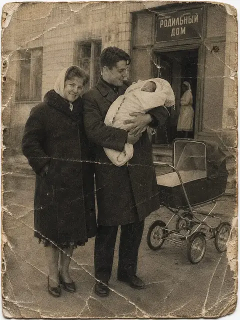 Семейное фото 1953 года: снимок с трещинами, заломами и пятнами до восстановления